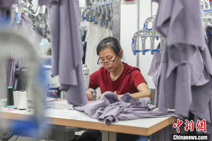 江西南昌:针织服装企业赶制出口订单忙