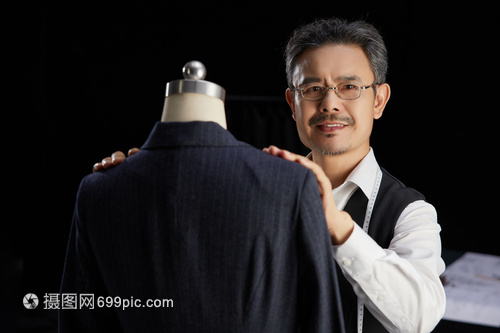 中年服装设计师的跨界融合 当服装设计灵感遇上日用百货革新